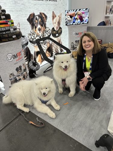 the-vet-recruiter-photo-gallery-Stacy-at-New-York-Vet-with-fluffy-white-dogs
